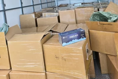 A plain, unmarked shipping box on a doorstep, representing the discreet tobacco shipping offered by online cigarette stores in Australia.